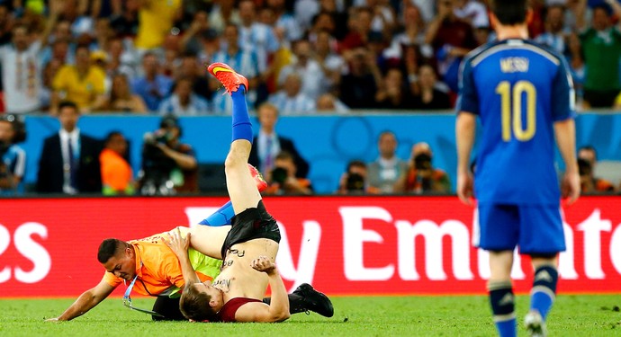 torcedor invade a final Alemanha x Argentina (Foto: Reuters)