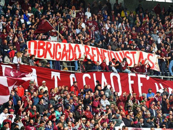  adeptos do Torino agradecem aos benfiquistas