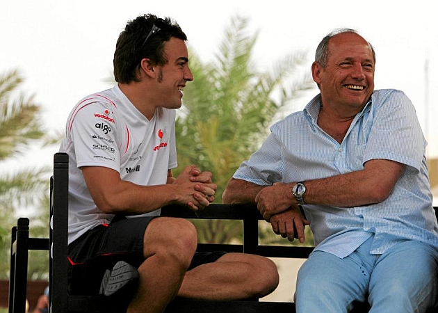 Alonso com roupas e McLaren, Ron Dennis, conversando em Shakir Bahrain GP antes de 2007 / Foto: Corrida de Imprensa