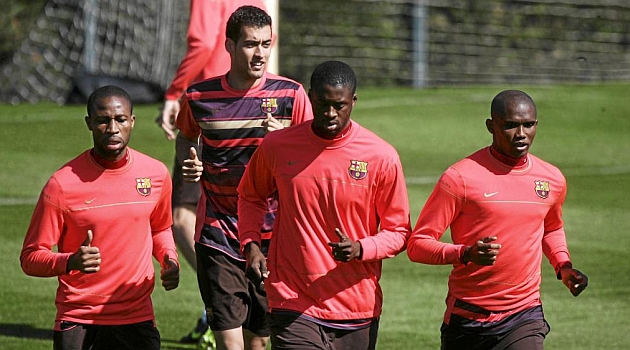 Busquets e Toure em Barcelona formação / MIGUEL RUIZ (MARCA)