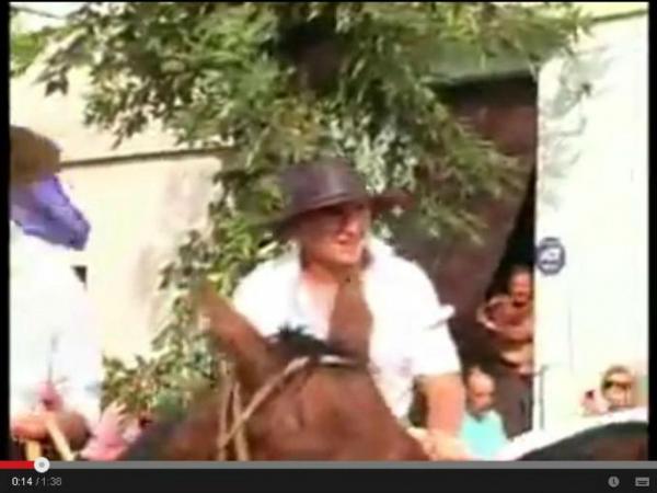 VÍDEO: Cristian Rodriguez cumpre promessa em cima de um cavalo