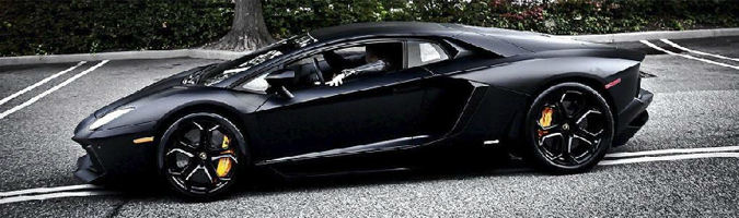 Cristiano Ronaldo leva o seu preto garagem Lamborghini Aventador como imagem.