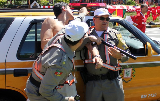 gre-nal grêmio internacional torcedores presos briga polícia (Foto: Wesley Santos/Agência PressDigital)