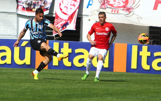 Vargas chuta no Gre-Nal no Centenário (Foto: Lucas Uebel/Divulgação, Grêmio)