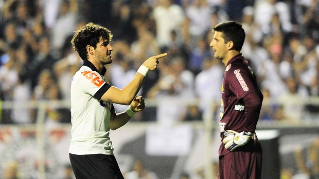 pato CORINTHIANS X CRICIUMA (Foto: Marcos Ribolli)