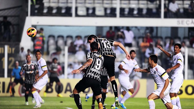 Paulo André cabeceia para o gol e abre o placar na Vila Belmiro (Foto: Marcos Ribolli)