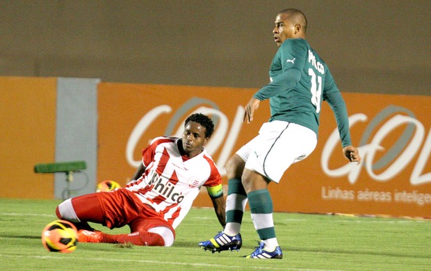 Walter e Elicarlos jogo Goiás e Náutico (Foto: Carlos Costa / Futura Press)