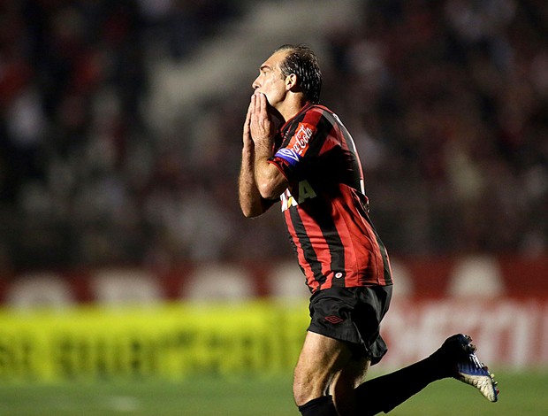 Paulo Baier comemoração Atlético-PR contra o Bahia (Foto: Giuliano Gomes / Agência Estado)