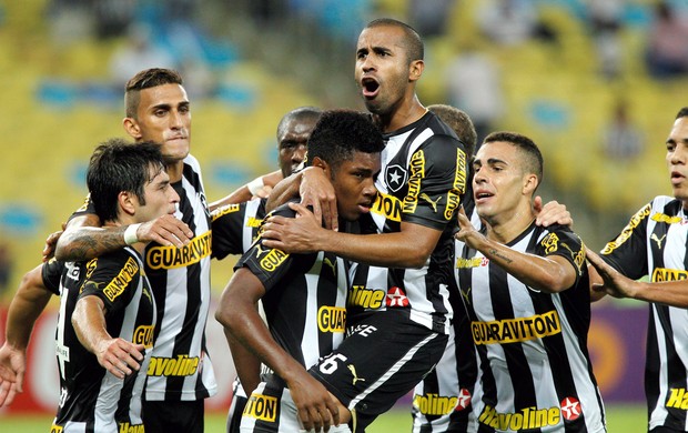 Vitinho gol Botafogo x Vitória (Foto: Cezar Loureiro / Agência o Globo)