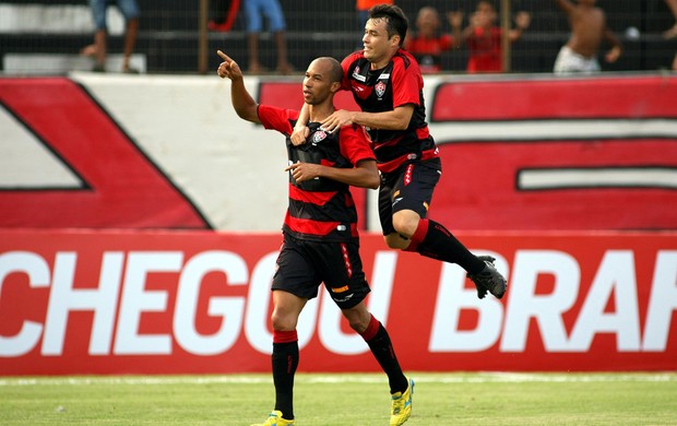 Dinei comemora, Vitória x São Paulo (Foto: Edson Ruiz/Agência Estado)