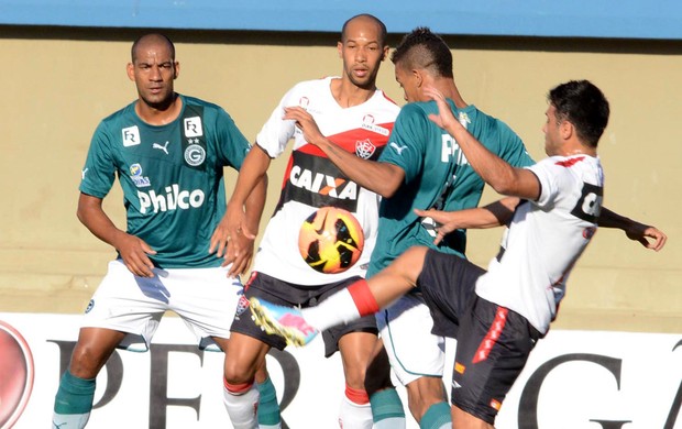 Dinei e William Matheus Goiás x Vitória (Foto: Carlos Costa / Futura Press)