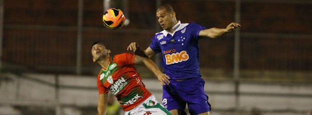 Canete e Nilton Portuguesa x Cruzeiro (Foto: Marcos Bezerra / Ag. Estado)