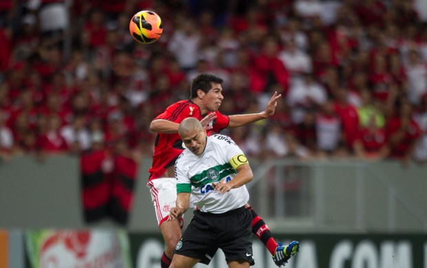 Caceres e Alex Flamengo x Coritiba (Foto: Ed Ferreira / Ag. Estado)