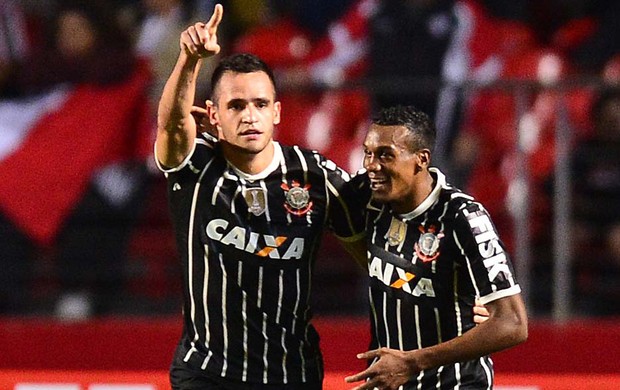 Renato Augusto comemora, São Paulo x Corinthians (Foto: Marcos Ribolli)