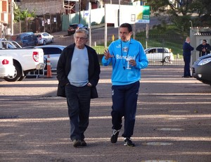 Fábio Koff conversa com Vanderlei Luxemburgo antes de treino do Grêmio (Foto: Hector Werlang/Globoesporte.com)